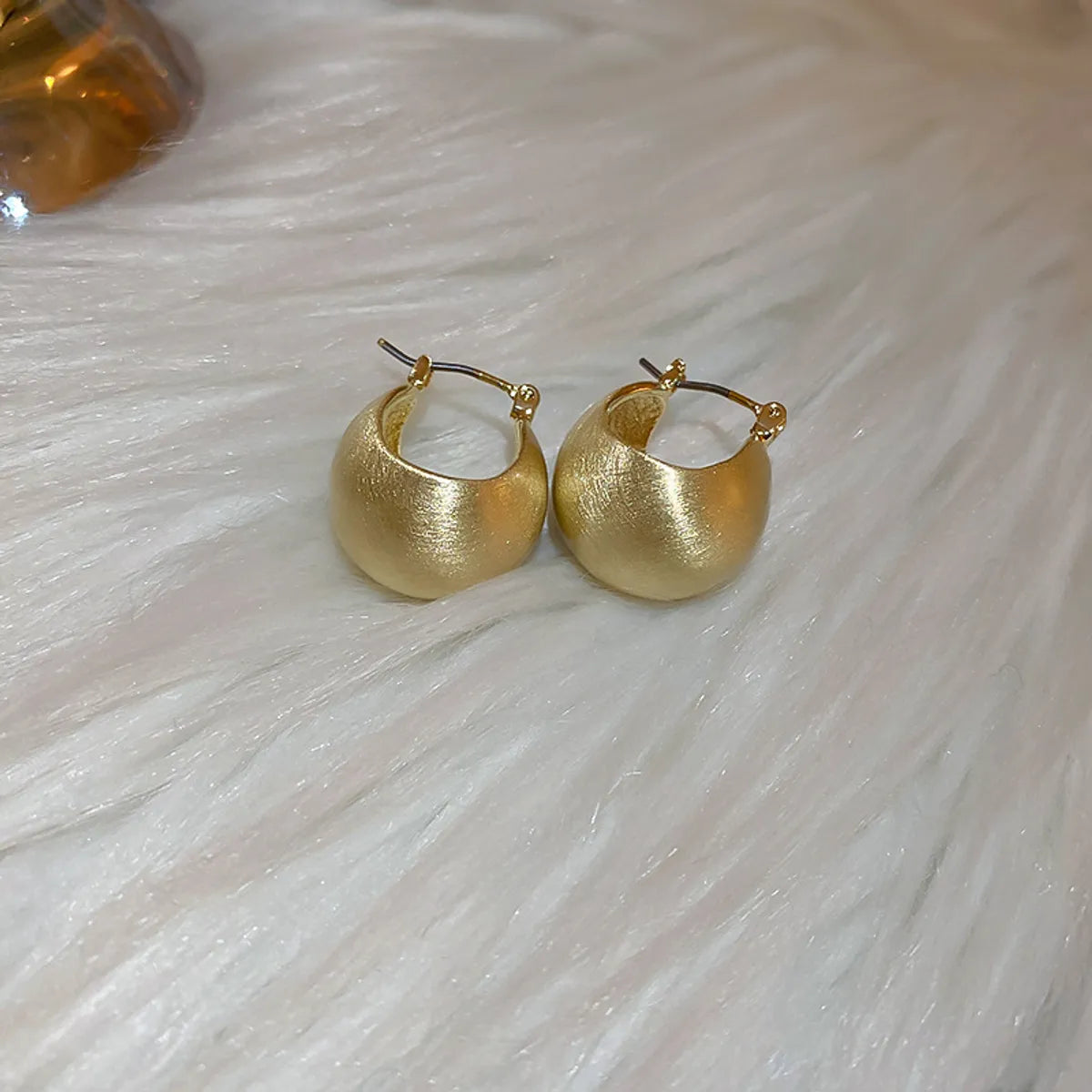 Retro C Shape Solid Color Metal Plating Women'S Earrings 1 Pair