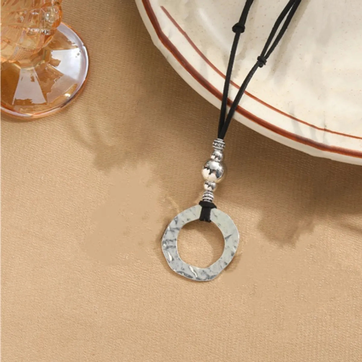 Retro Commute Round Alloy Plating Silver Plated Women'S Pendant Necklace