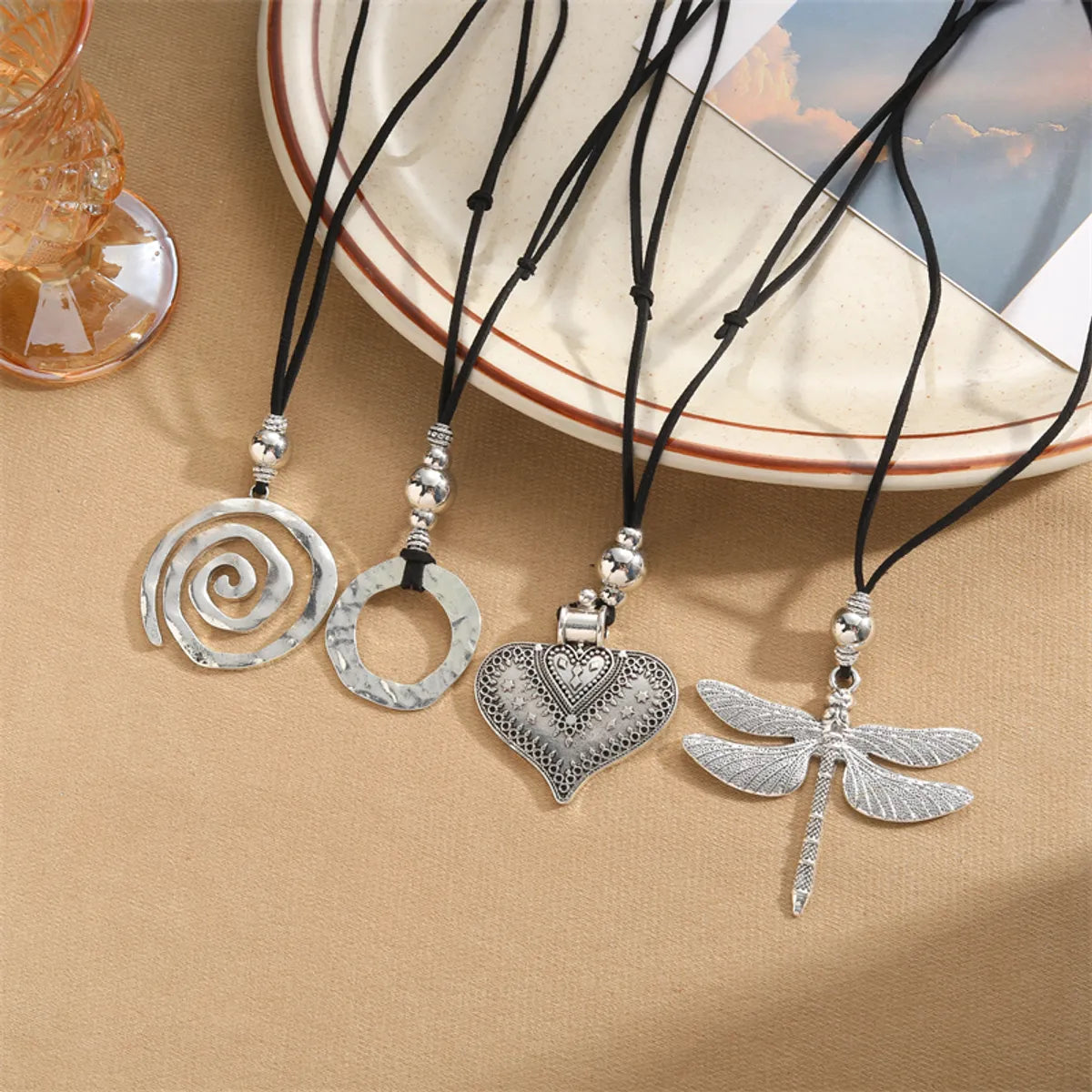 Retro Commute Round Alloy Plating Silver Plated Women'S Pendant Necklace