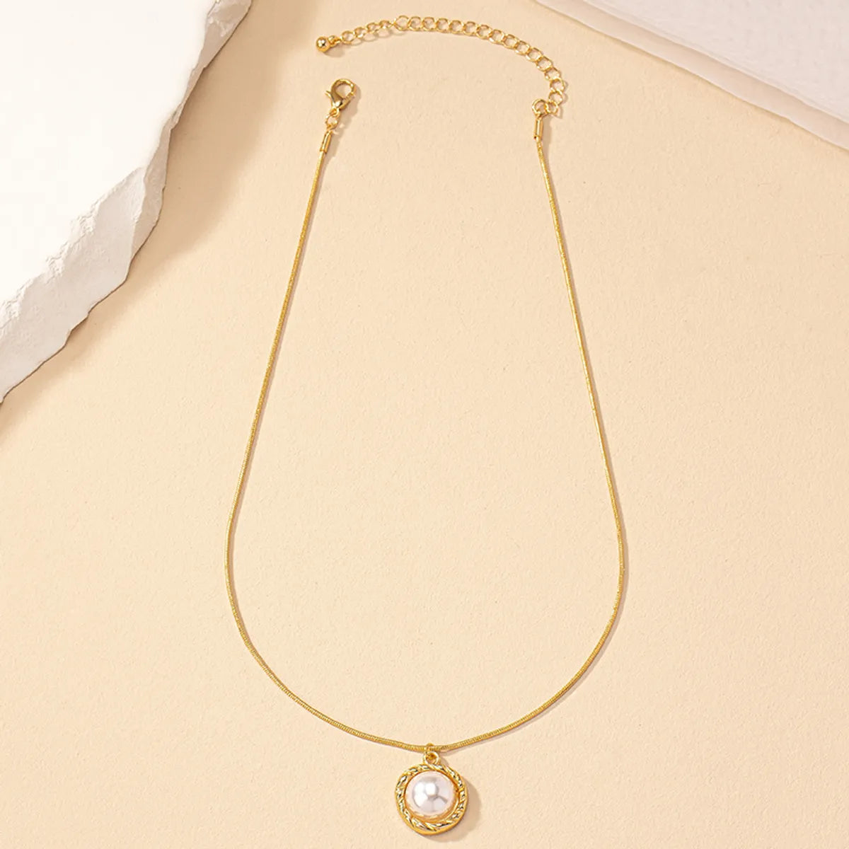 Retro Commute Round Pearl Alloy Wholesale Pendant Necklace