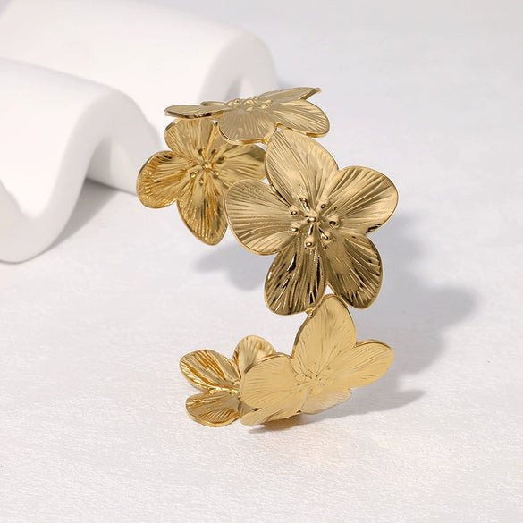 Retro Elegant Wide Edition Stainless Steel Bracelet With Flower Design And Electroplating Treatment