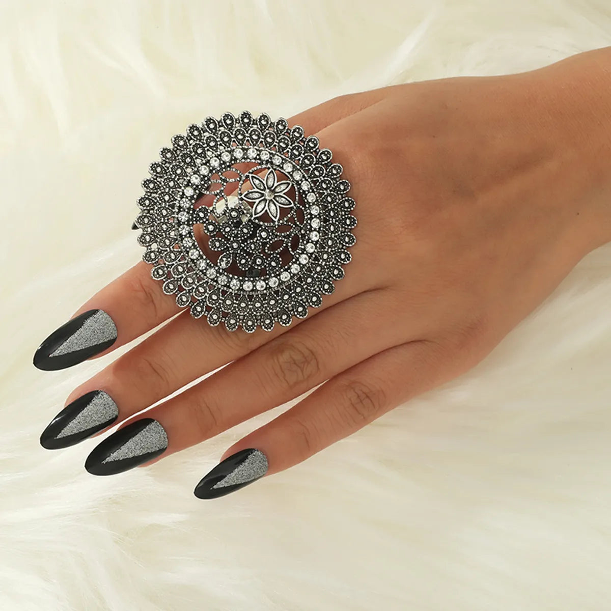 Retro Ethnic Style Round Flower Alloy Hollow Out Inlay Rhinestones Women's Open Rings