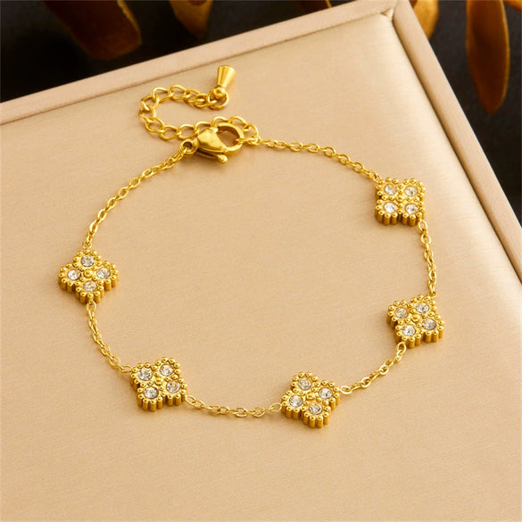 Retro Fashion Fourpetal Flower Stainless Steel Jewelry Set With Electroplating Design Chain Necklace Earrings Bracelet
