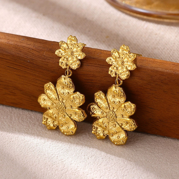 Retro Floral Zircon Stud Earrings For Women With Gold Plated Stainless Steel And Vacuum Plated Finish