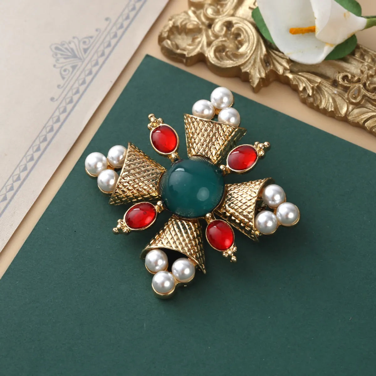 Retro Flower Alloy Inlay Artificial Gemstones Pearl Women'S Brooches