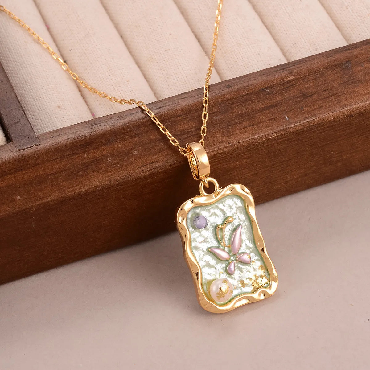 Retro French Style Flower Butterfly 18K Gold Plated Medieval Gold Natural Pearl Crystal Alloy Wholesale Pendant Necklace