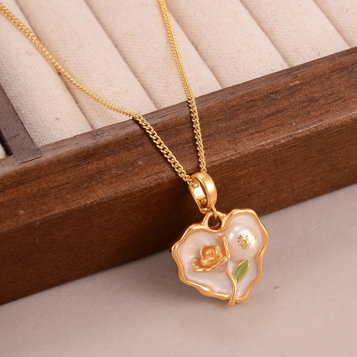 Retro French Style Flower Butterfly 18K Gold Plated Medieval Gold Natural Pearl Crystal Alloy Wholesale Pendant Necklace