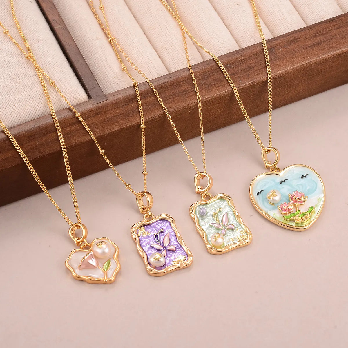 Retro French Style Flower Butterfly 18K Gold Plated Medieval Gold Natural Pearl Crystal Alloy Wholesale Pendant Necklace