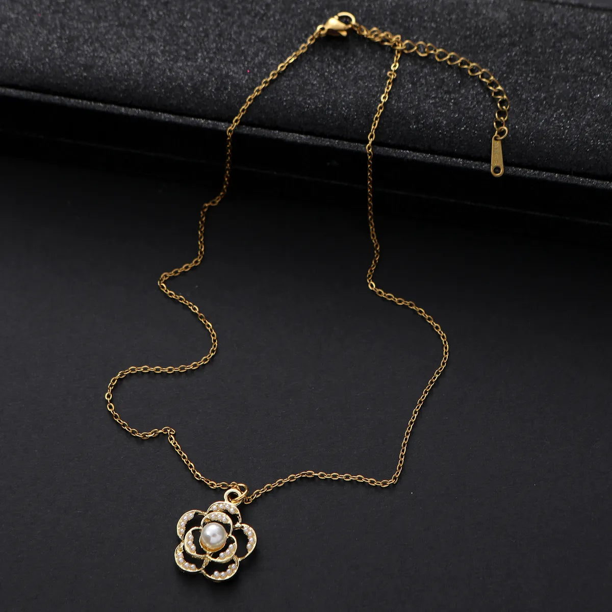 Retro Funny Flower Alloy Asymmetrical Hollow Out Women's Pendant Necklace