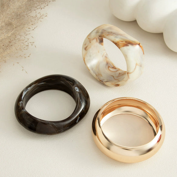 Retro Gradient Resin Wide Round Bracelet With Layered Metal Details And Geometric Polished Design