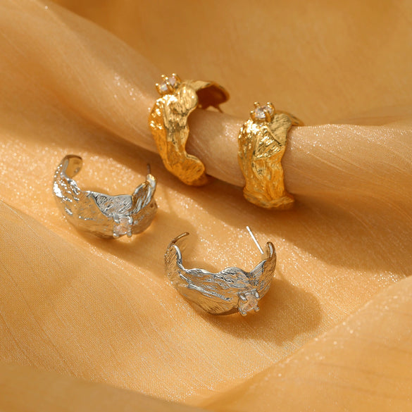 Retro Highend Pleated Stainless Steel Earrings For Women With Diamondencrusted And Electroplating Design