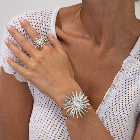 Retro Hollow Sunflower Iron Bracelet For Women With Electroplating