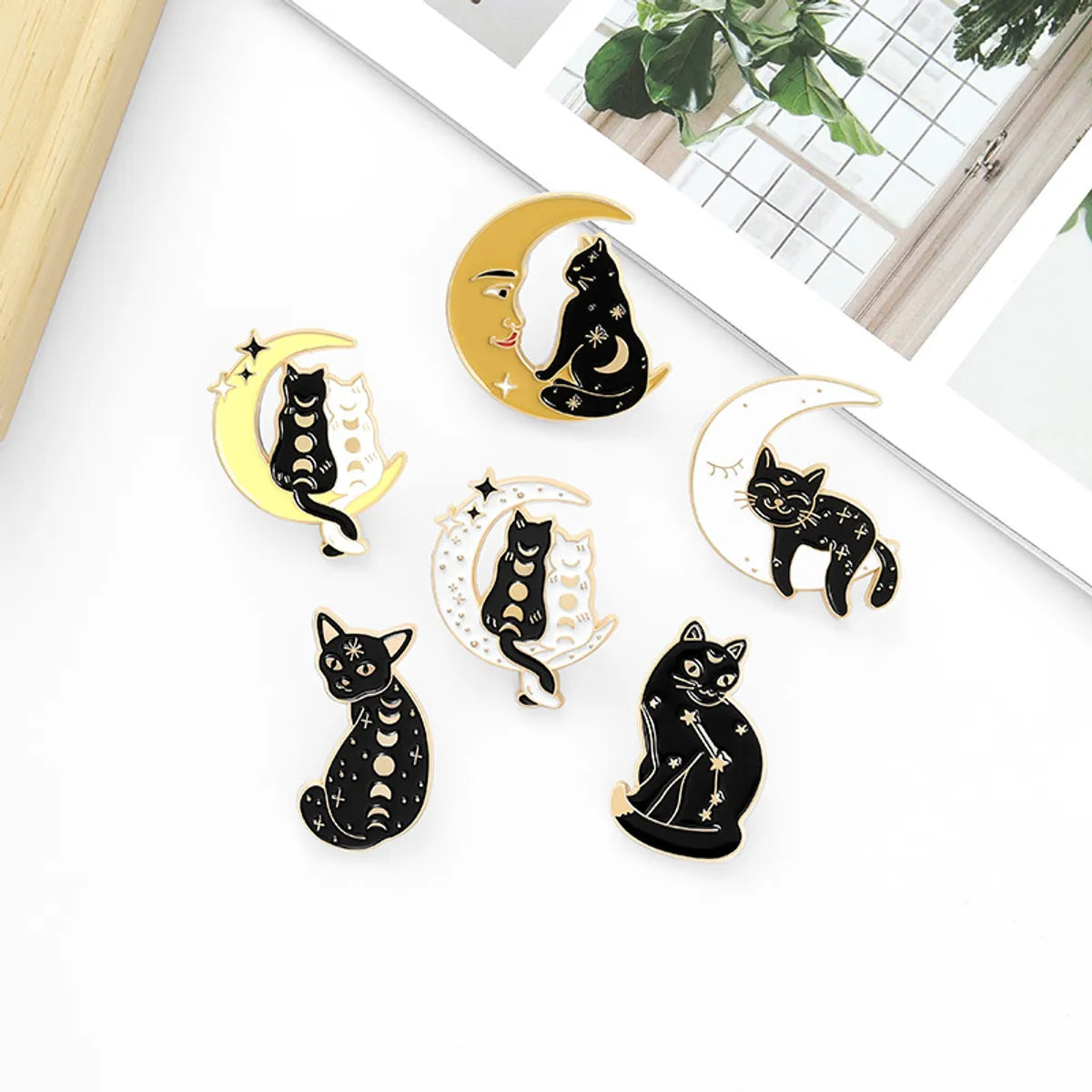 Retro Moon Cat Alloy Inlaid Gold Unisex Brooches