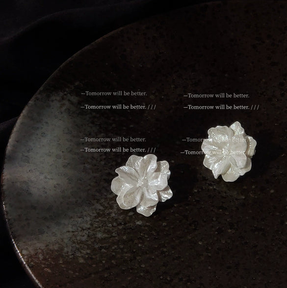 Retro Resin Flower Earrings For Women White Floral Camellia Style Electroplated Elegant Statement Earrings