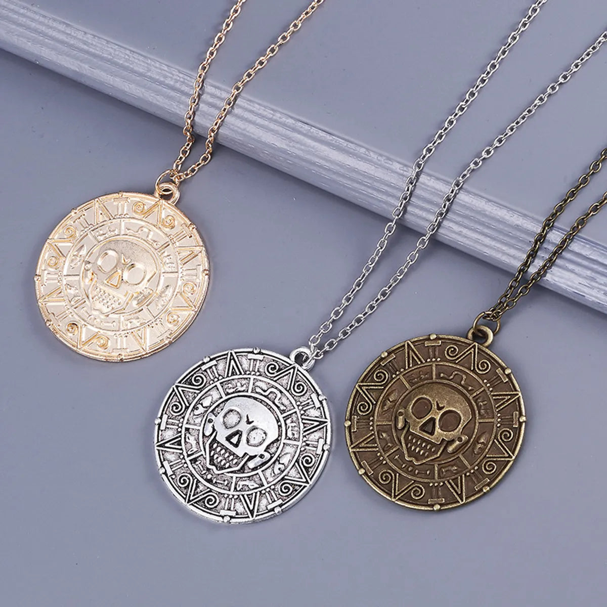 Retro Round Alloy Plating Gold Plated Men'S Pendant Necklace