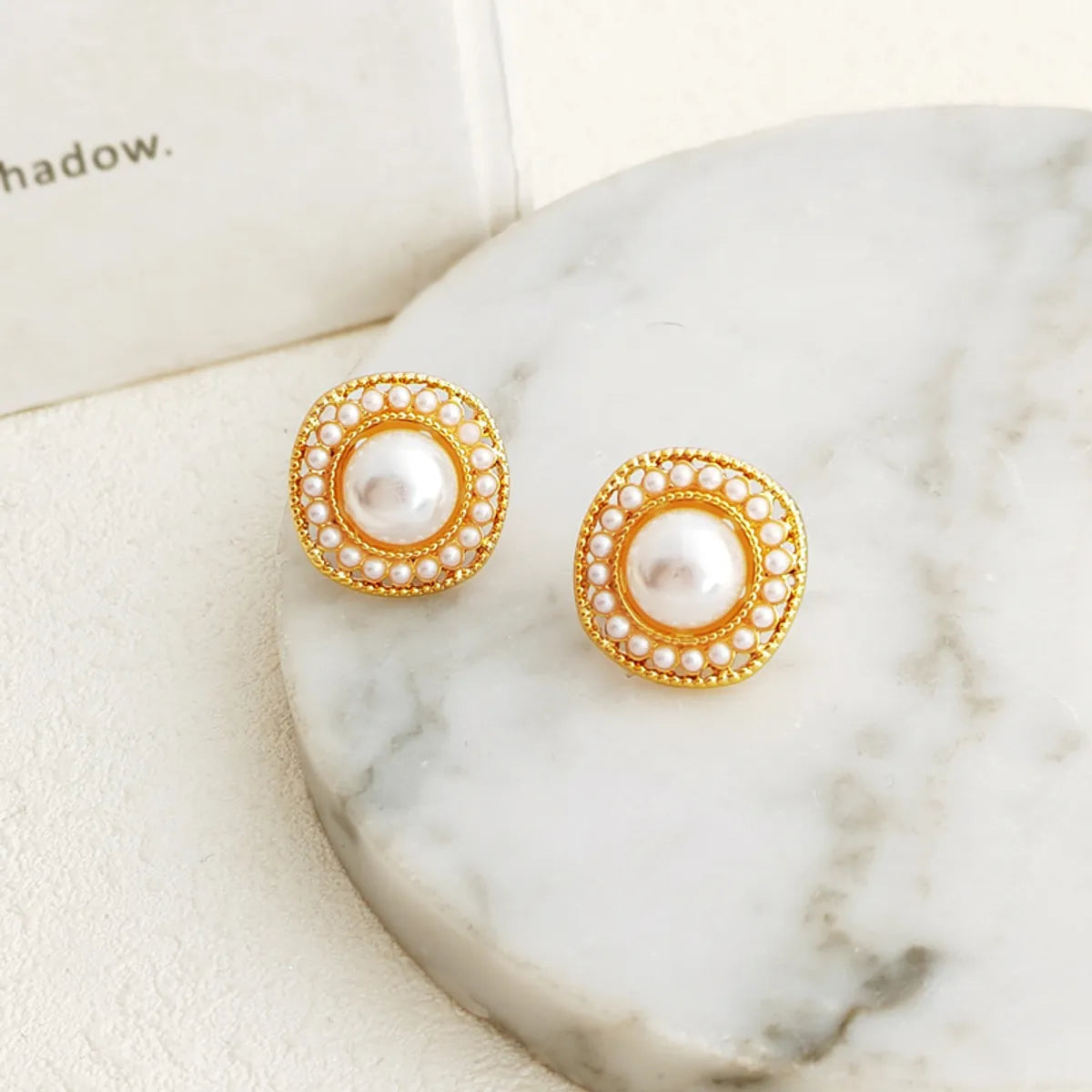 Retro Round Alloy Plating Inlay Pearl Women's Ear Studs 1 Pair