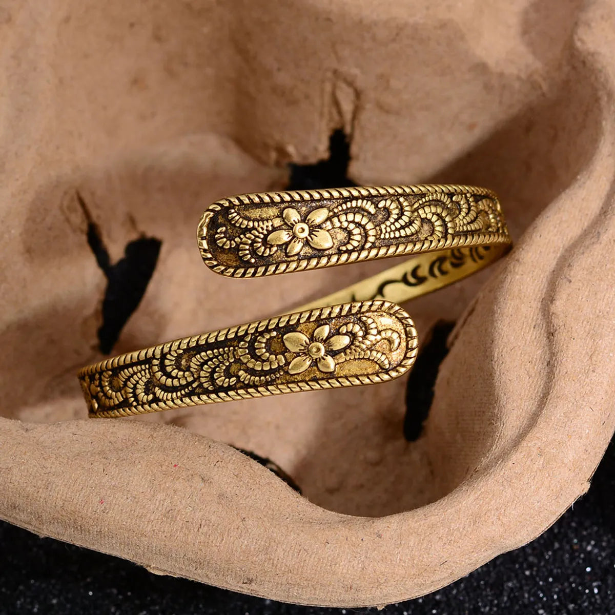 Retro Simple Style Solid Color Flower Copper Gold Plated Women'S Bangle