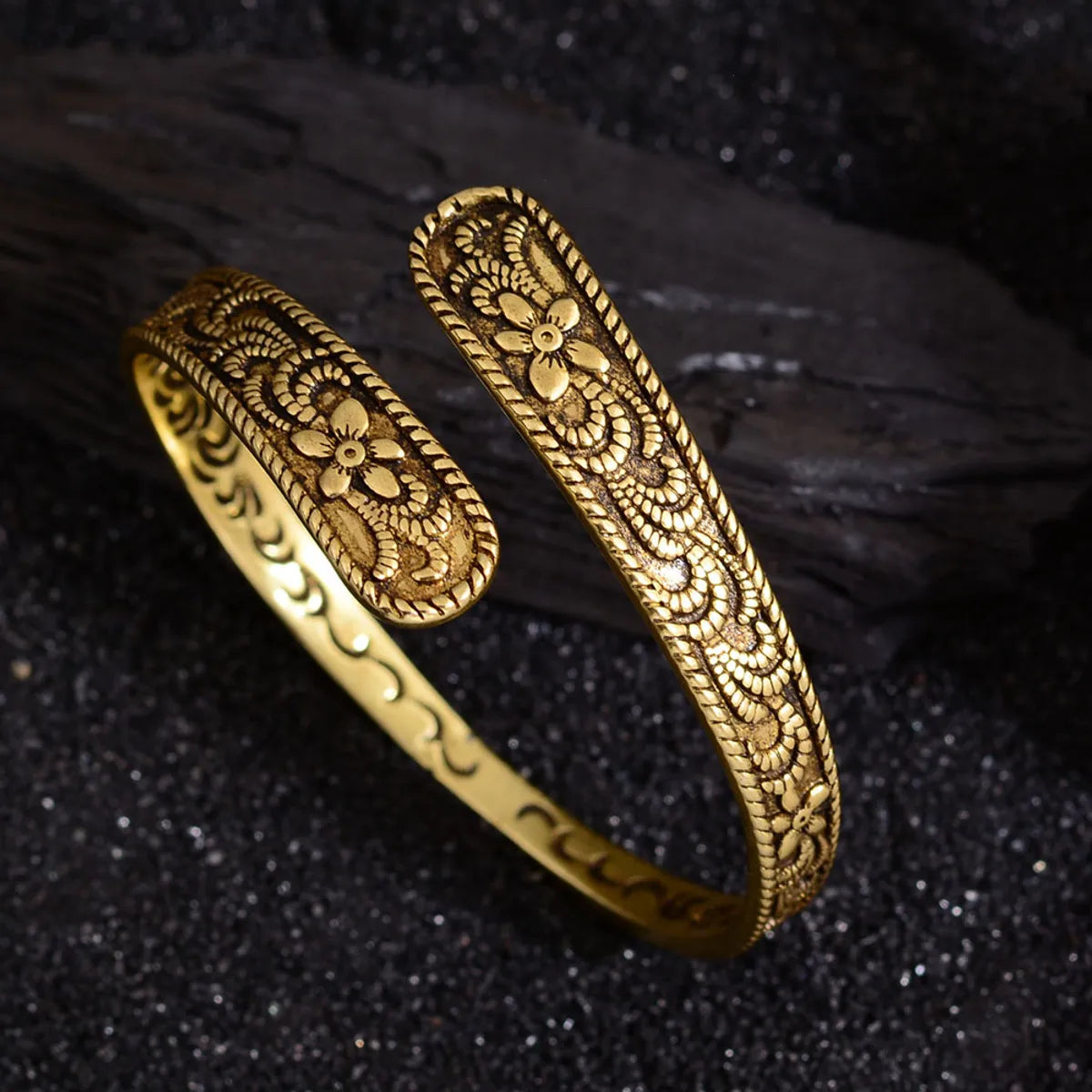 Retro Simple Style Solid Color Flower Copper Gold Plated Women'S Bangle