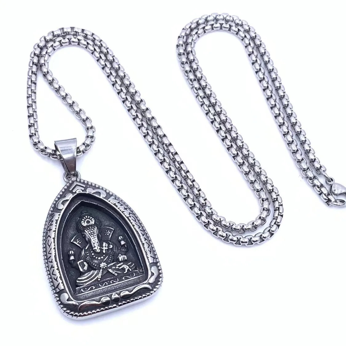 Retro Solid Color Titanium Steel Men'S Pendant Necklace