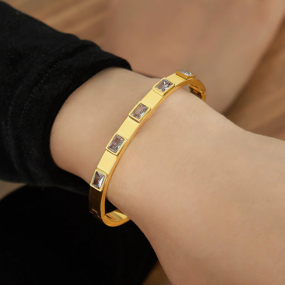 Retro Style 18K Gold Plated Titanium Steel Bracelet For Women With Electroplating And Inlaid Zircon