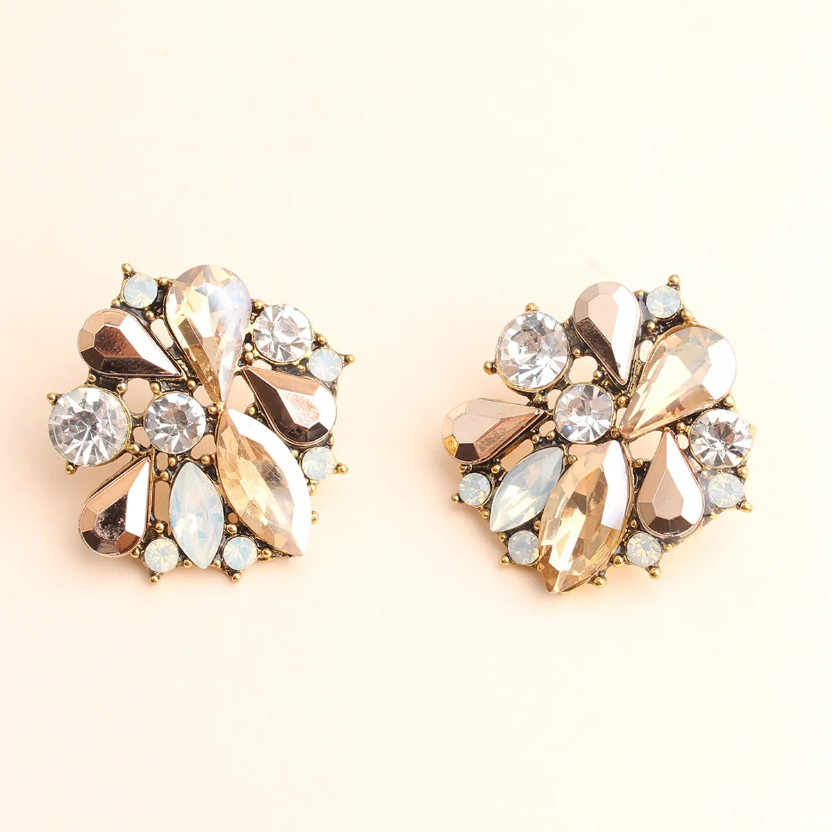 Retro Sweet Flower Alloy Plating Inlay Acrylic Rhinestones Gold Plated Women'S Ear Studs