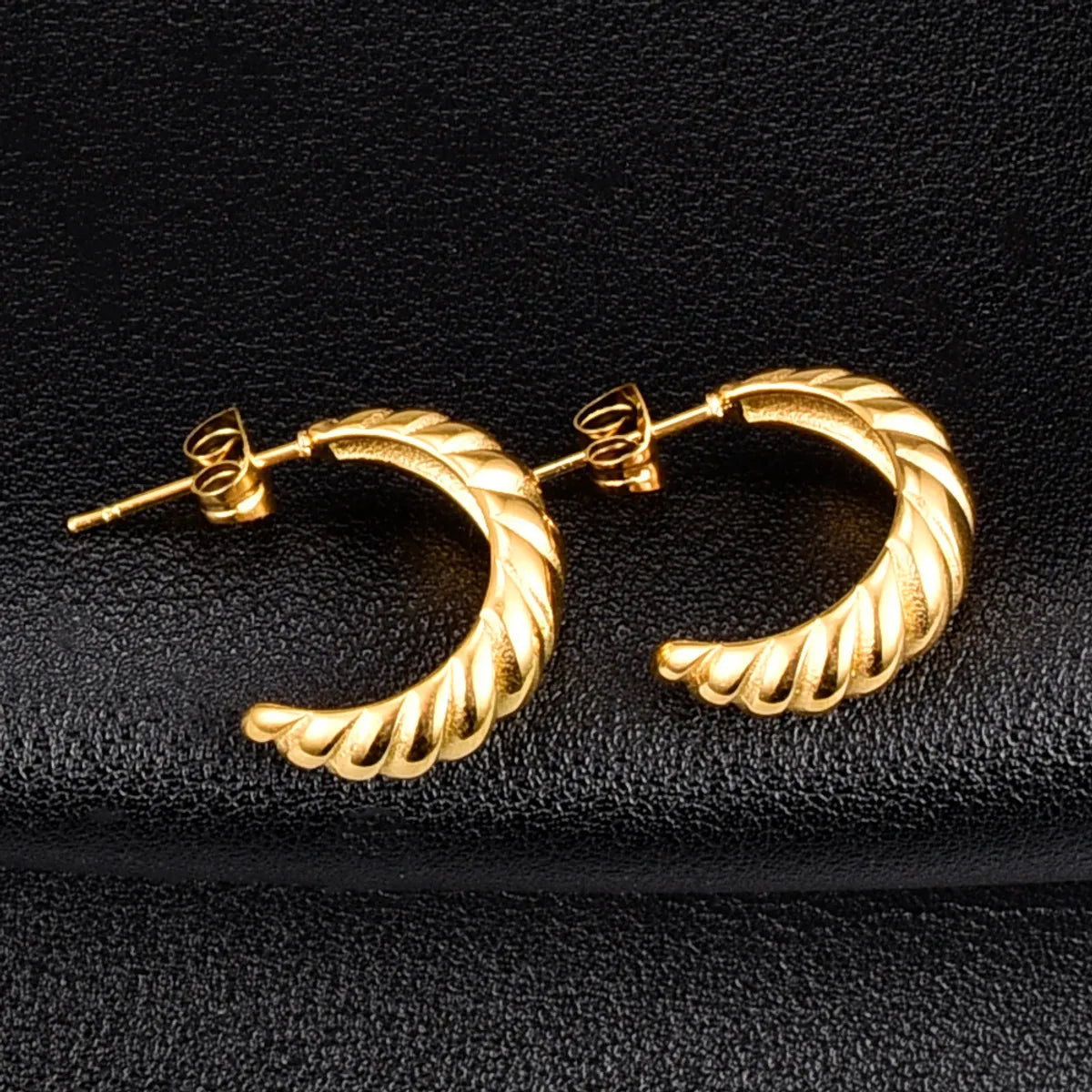 E107ns New Titanium Steel Gold-plated Twist Hoop Earrings Fashionable 18k Gold-plated Horn Round Earrings