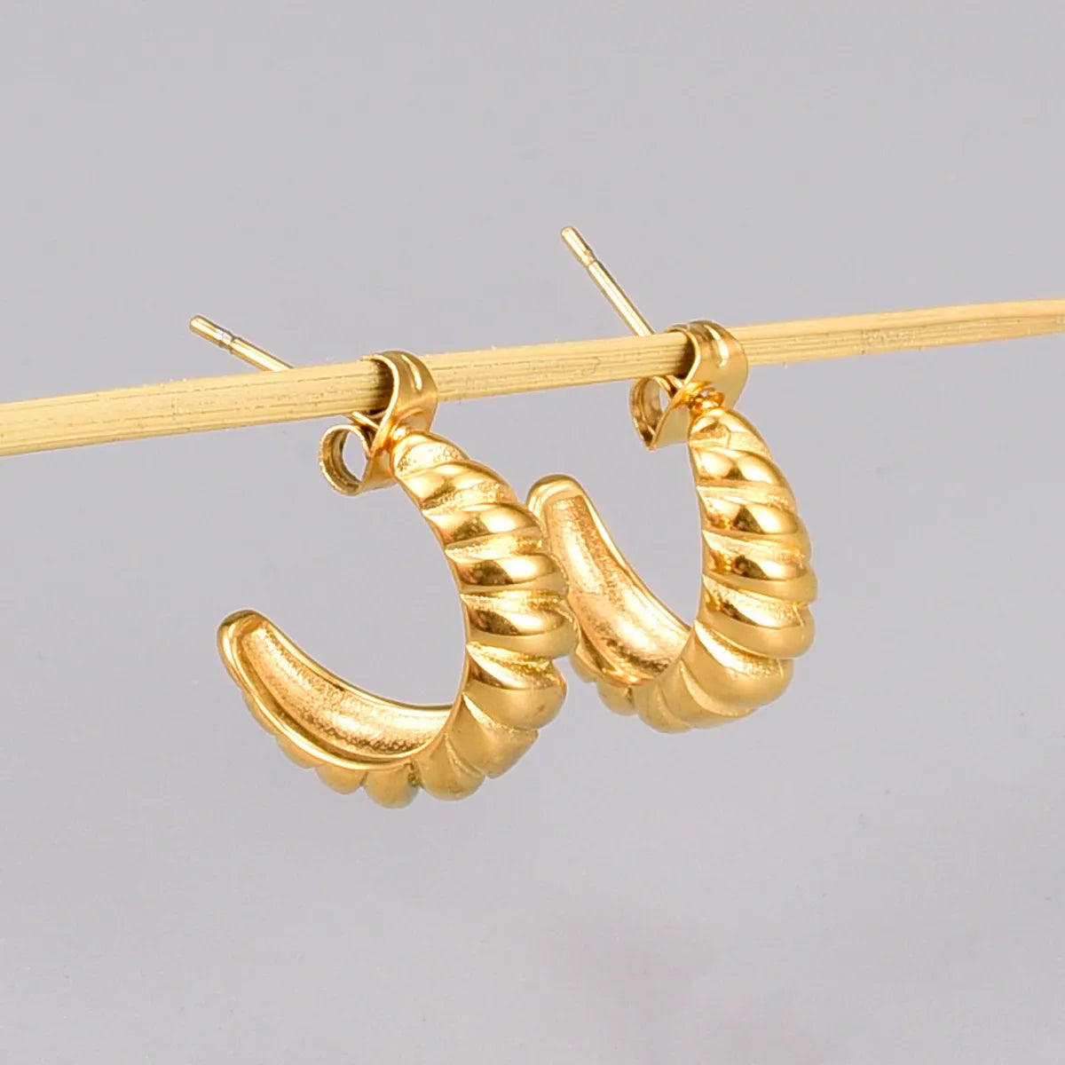 E107ns New Titanium Steel Gold-plated Twist Hoop Earrings Fashionable 18k Gold-plated Horn Round Earrings