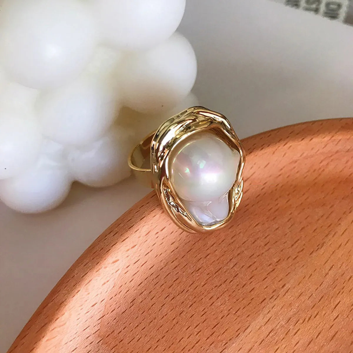 Retro U Shape Oval Alloy Inlay Artificial Gemstones Pearl Women's Rings