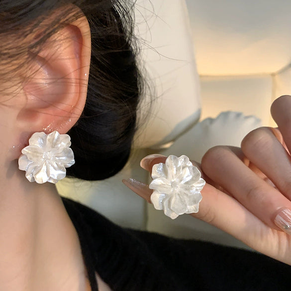 Retro White Camellia Flower Alloy Earrings For Women With Electroplated Floral Design Fashion Ear Jewelry