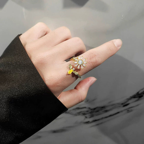 S925 Sterling Silver Adjustable Daisy Flower Bee Ring For Women Elegant Rotatable Floral Design With Electroplated Finish