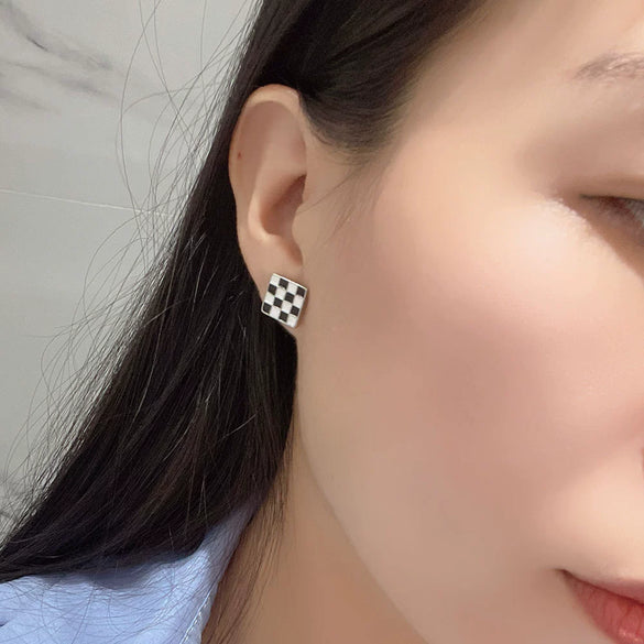 S925 Sterling Silver Vintage Chessboard Plaid Black And White Contrast Geometric Square Enamel Earrings