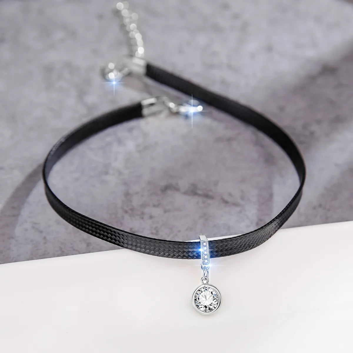 Sexy Simple Style Geometric Pu Leather Alloy Inlay Artificial Pearls Rhinestones Zircon Women's Choker