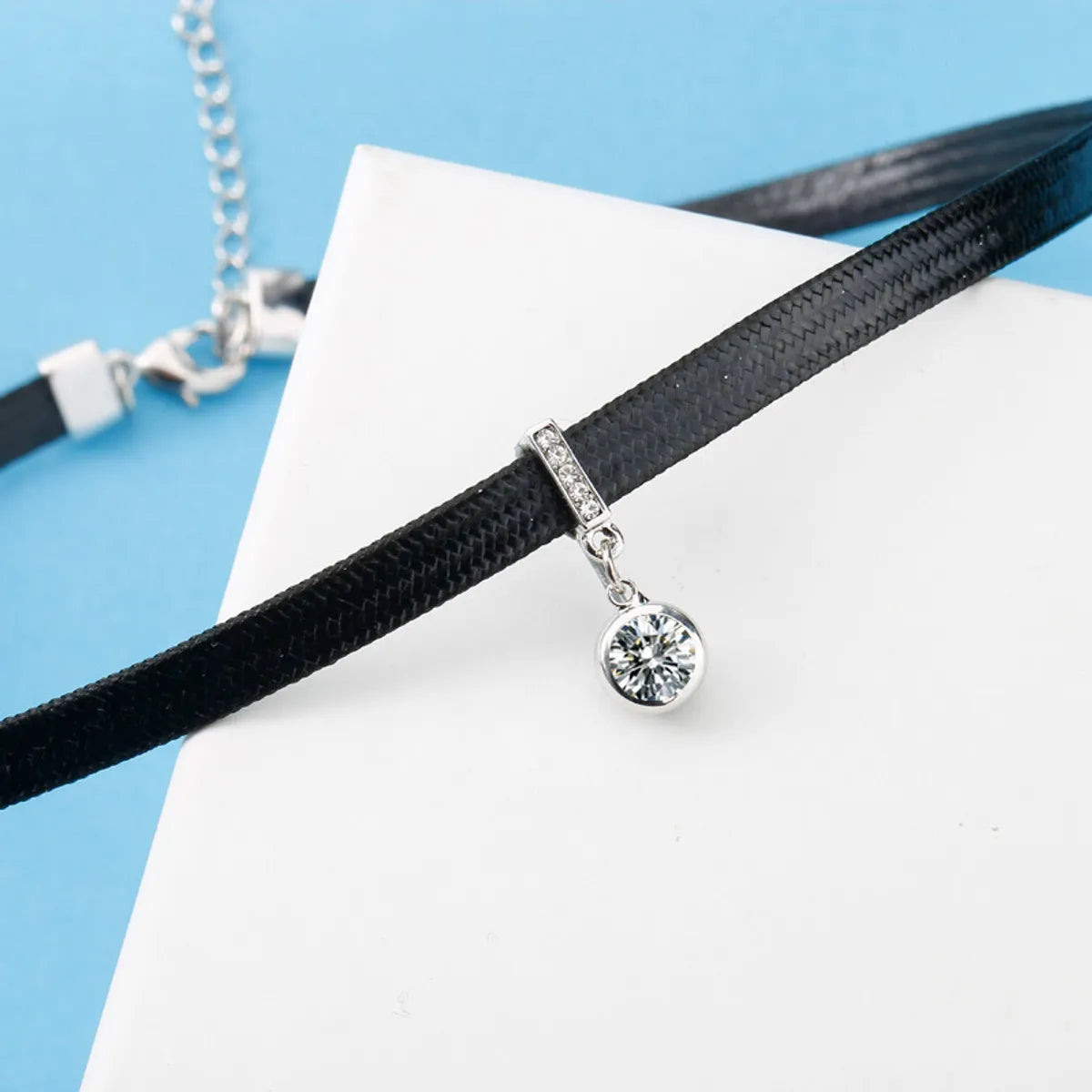 Sexy Simple Style Geometric Pu Leather Alloy Inlay Artificial Pearls Rhinestones Zircon Women's Choker