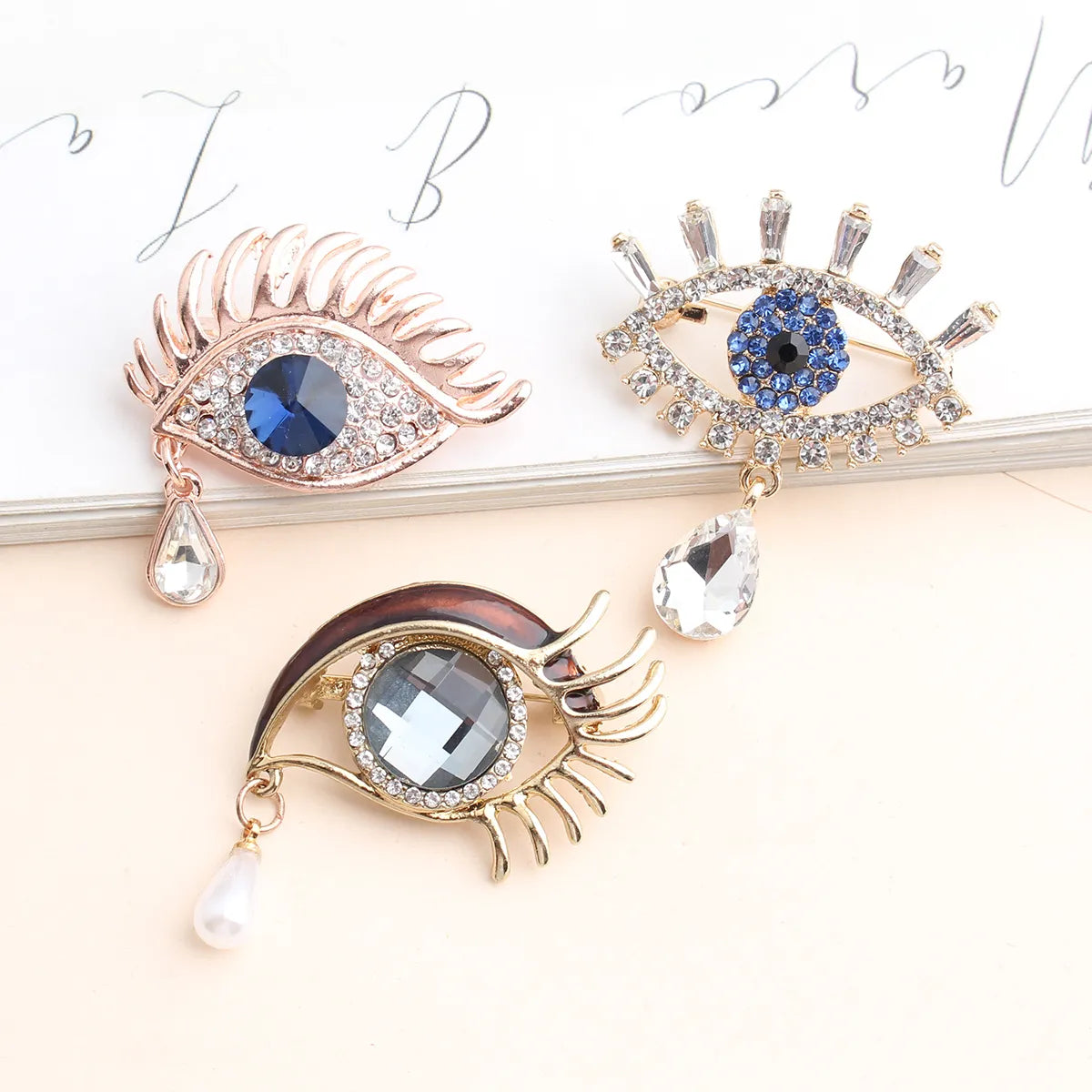 Shiny Eye Alloy Inlay Crystal Rhinestones Unisex Brooches