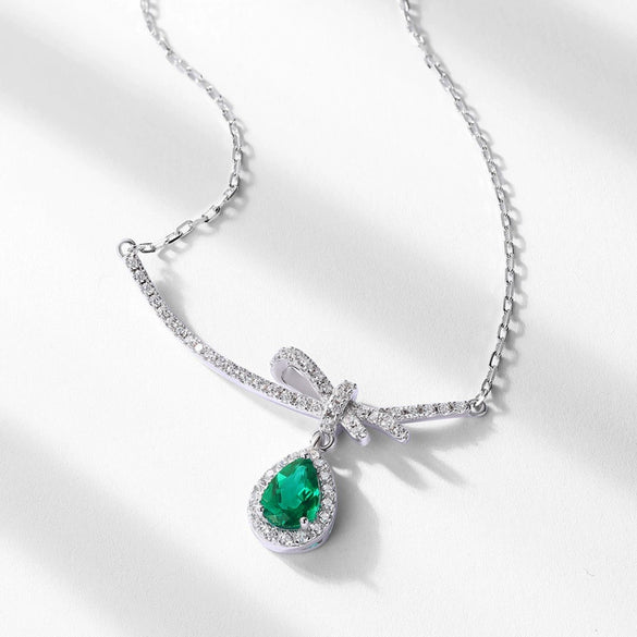 Silver Bow Inlaid Cultured Emerald Clavicle Necklace With Diamond Design