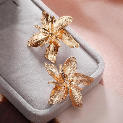 Simple Metallic Flower Three-dimensional Metal Petal Petal Earrings For Women Wholesales Yiwu De Moda Suppliers China