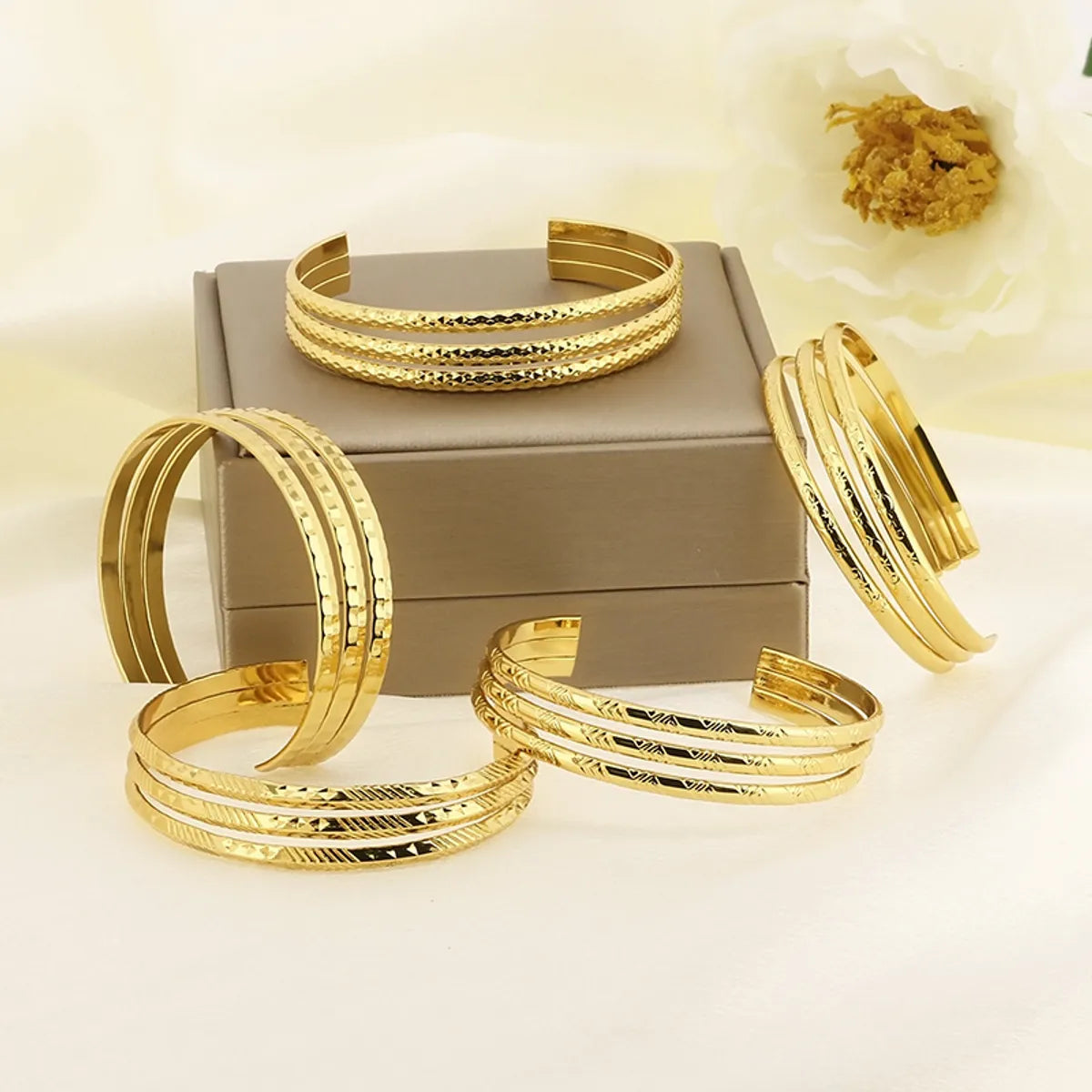 Simple Style Argyle 304 Stainless Steel 18K Gold Plated Bangle In Bulk