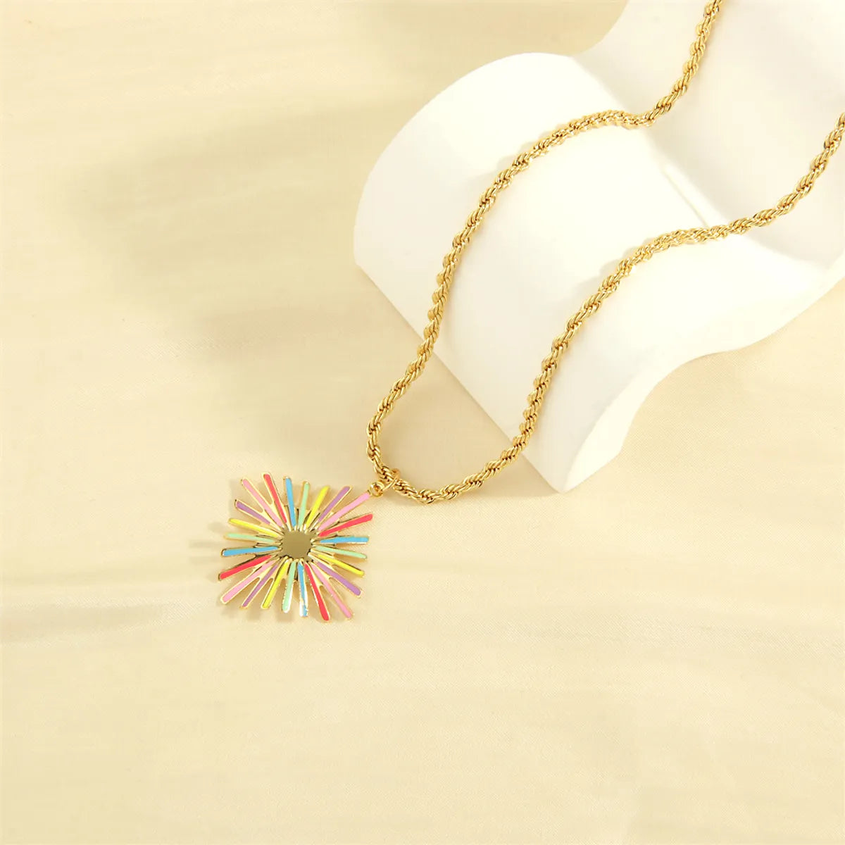 Simple Style Artistic Flower Copper 18k Gold Plated Pendant Necklace In Bulk