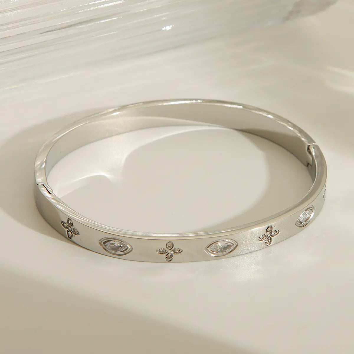 Simple Style Classic Style Commute Round Flower 304 Stainless Steel 18K Gold Plated Bangle In Bulk