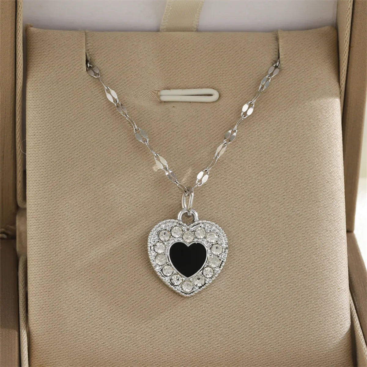 Simple Style Classic Style Heart Shape Eye Flower 18K Gold Plated Rhinestones 201 Stainless Steel Rhinestone Zinc Alloy Wholesale Pendant Necklace