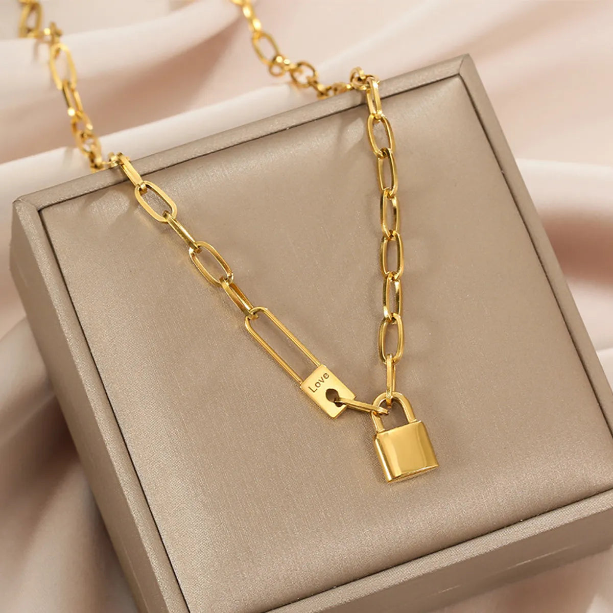 304 Stainless Steel 18K Gold Plated Simple Style Classic Style Plating Lock Pendant Necklace