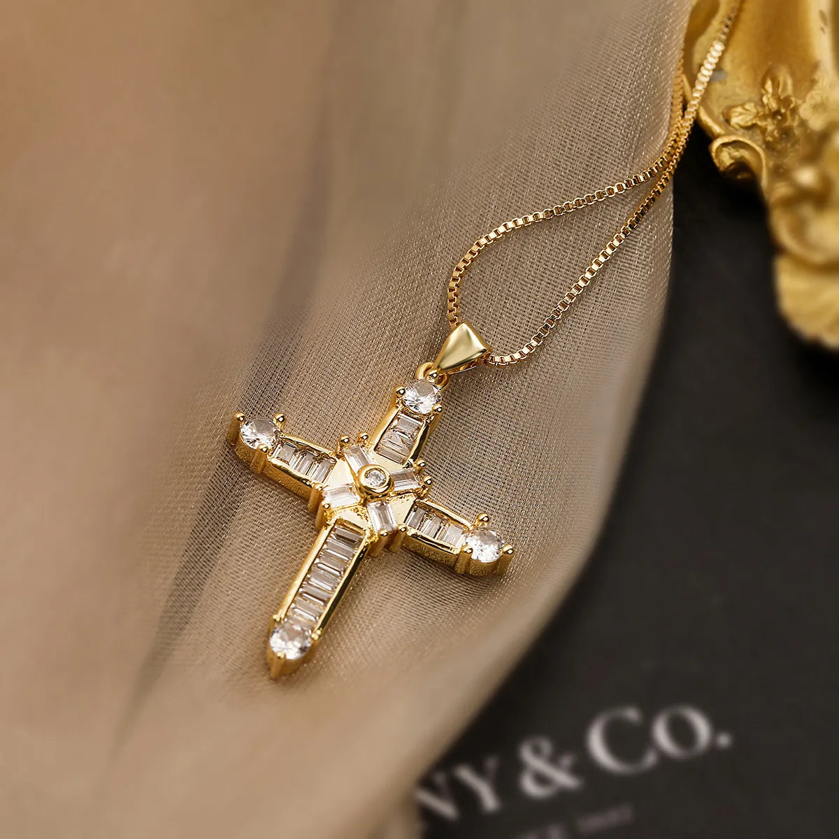 Simple Style Commute Cross Copper 18k Gold Plated Zircon Pendant Necklace In Bulk