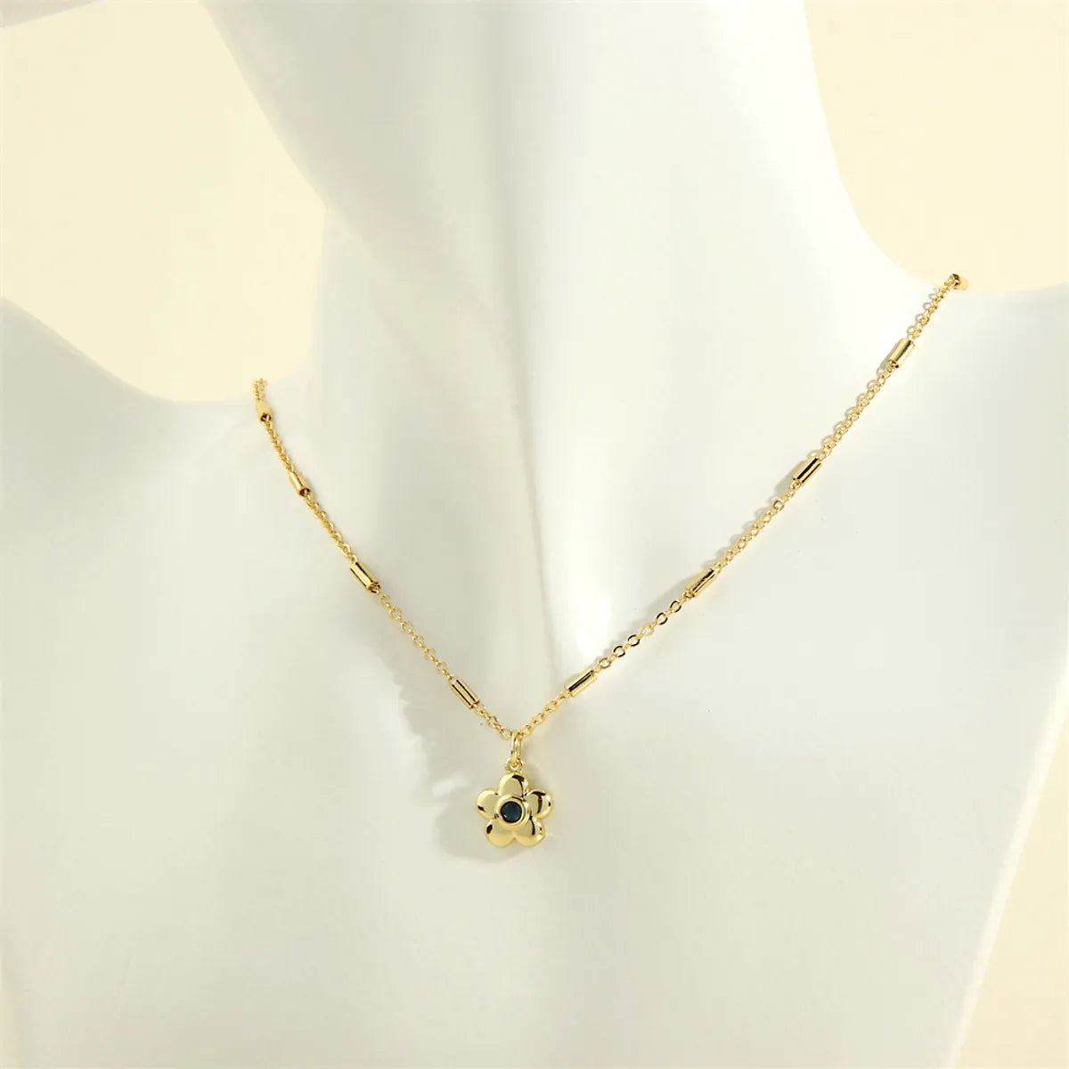 Simple Style Commute Flower Copper 18k Gold Plated Zircon Pendant Necklace In Bulk