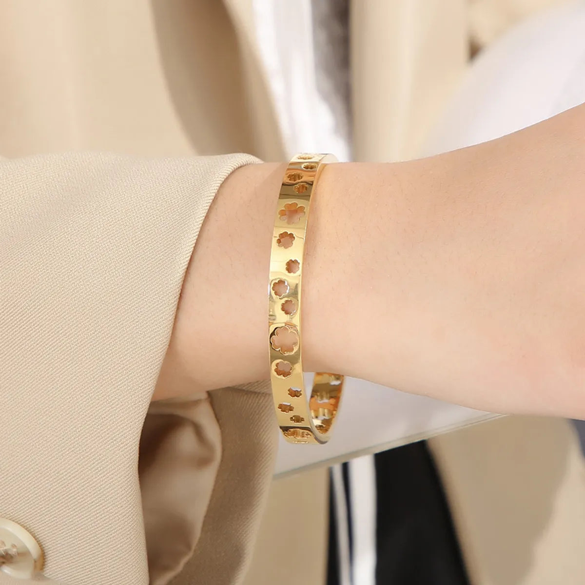 Simple Style Commute Solid Color Stainless Steel 18K Gold Plated Bangle In Bulk