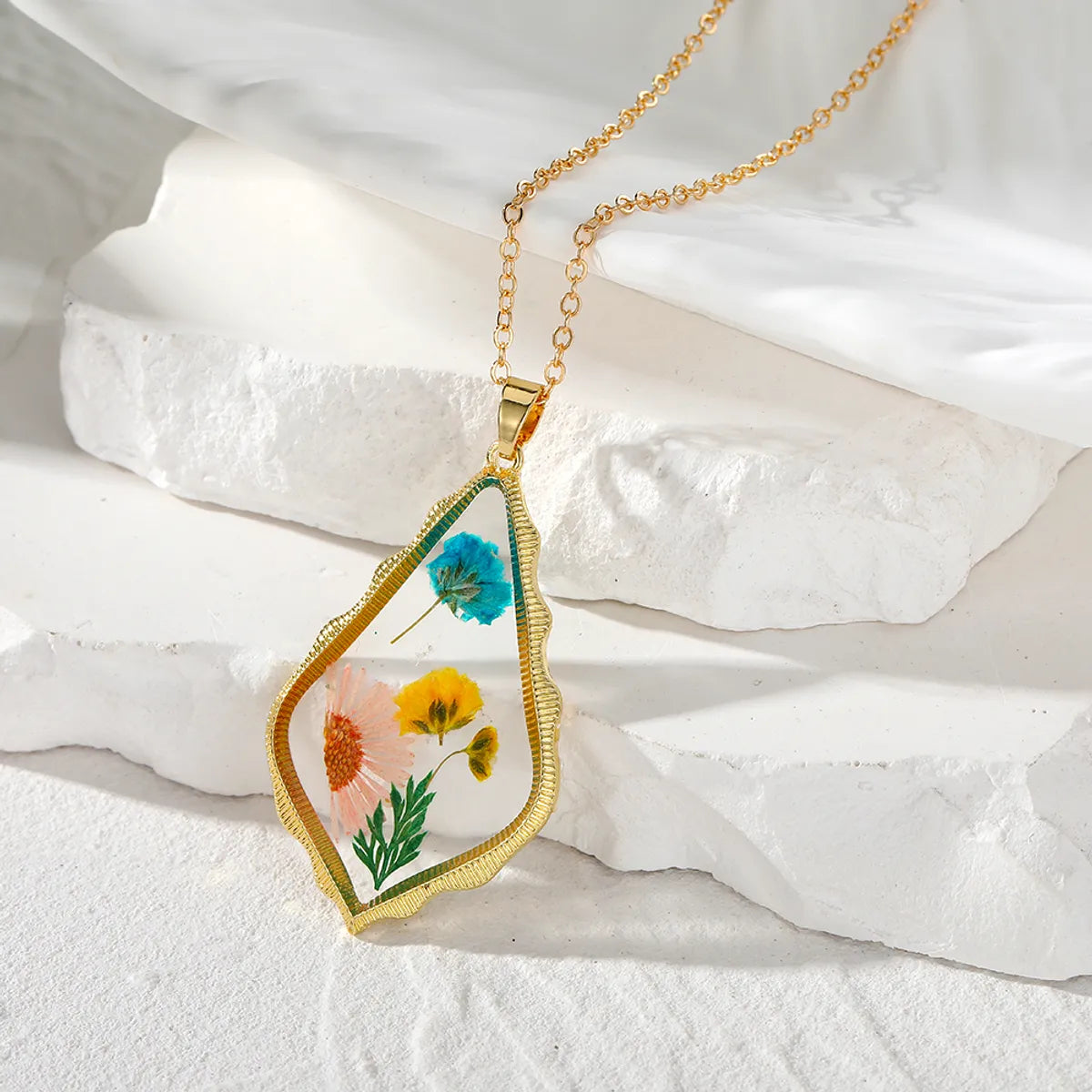 Simple Style Flower Resin Wholesale Pendant Necklace