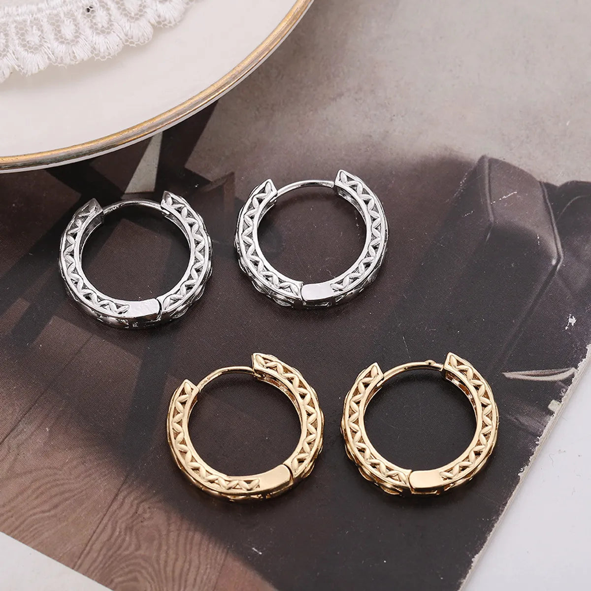 Simple Style Geometric Metal Gold Plated Women's Earrings 1 Pair