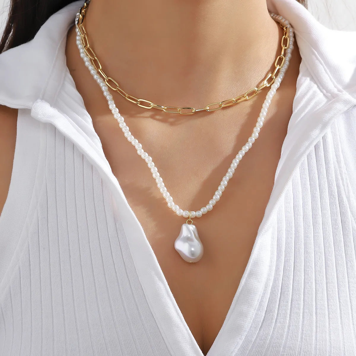 Simple Style Geometric Solid Color Artificial Pearl Copper Gold Plated Pendant Necklace In Bulk