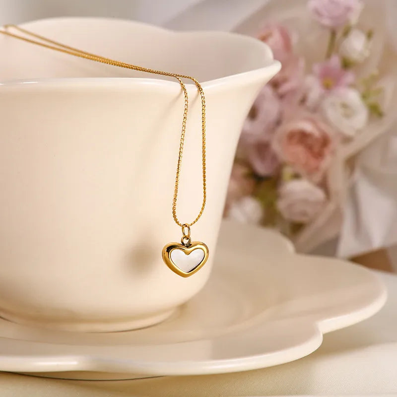 304 Stainless Steel 18K Gold Plated Simple Style Plating Heart Shape Acrylic Pendant Necklace