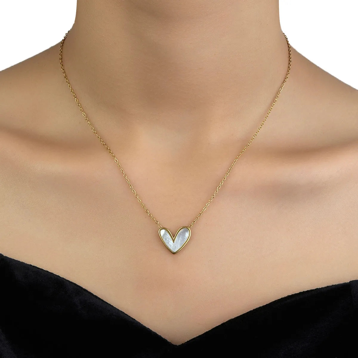 Simple Style Heart Shape Titanium Steel Plating Inlay Shell 18k Gold Plated Pendant Necklace