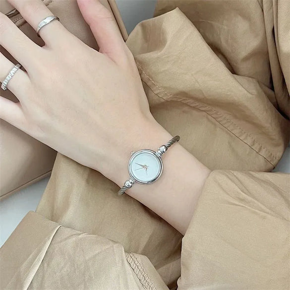 Simple Style Round Buckle Quartz Women'S Watches